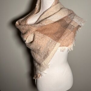 Kohl's Cozy Tan and Cream‎ Scarf